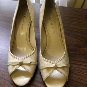 Beautiful lace Anne Kline heels